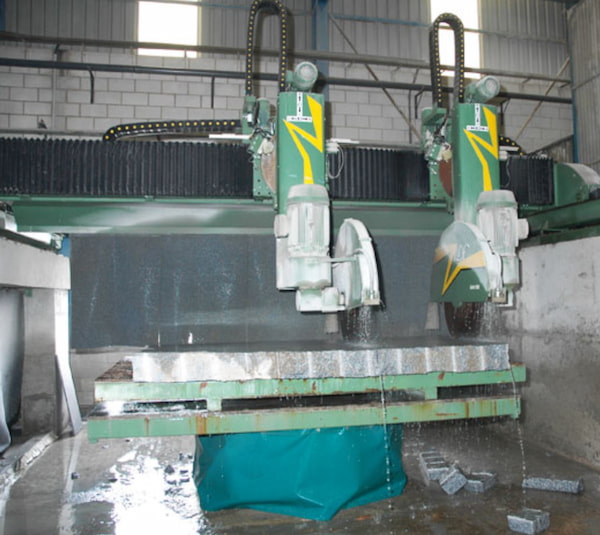 Máquina para cortar granito